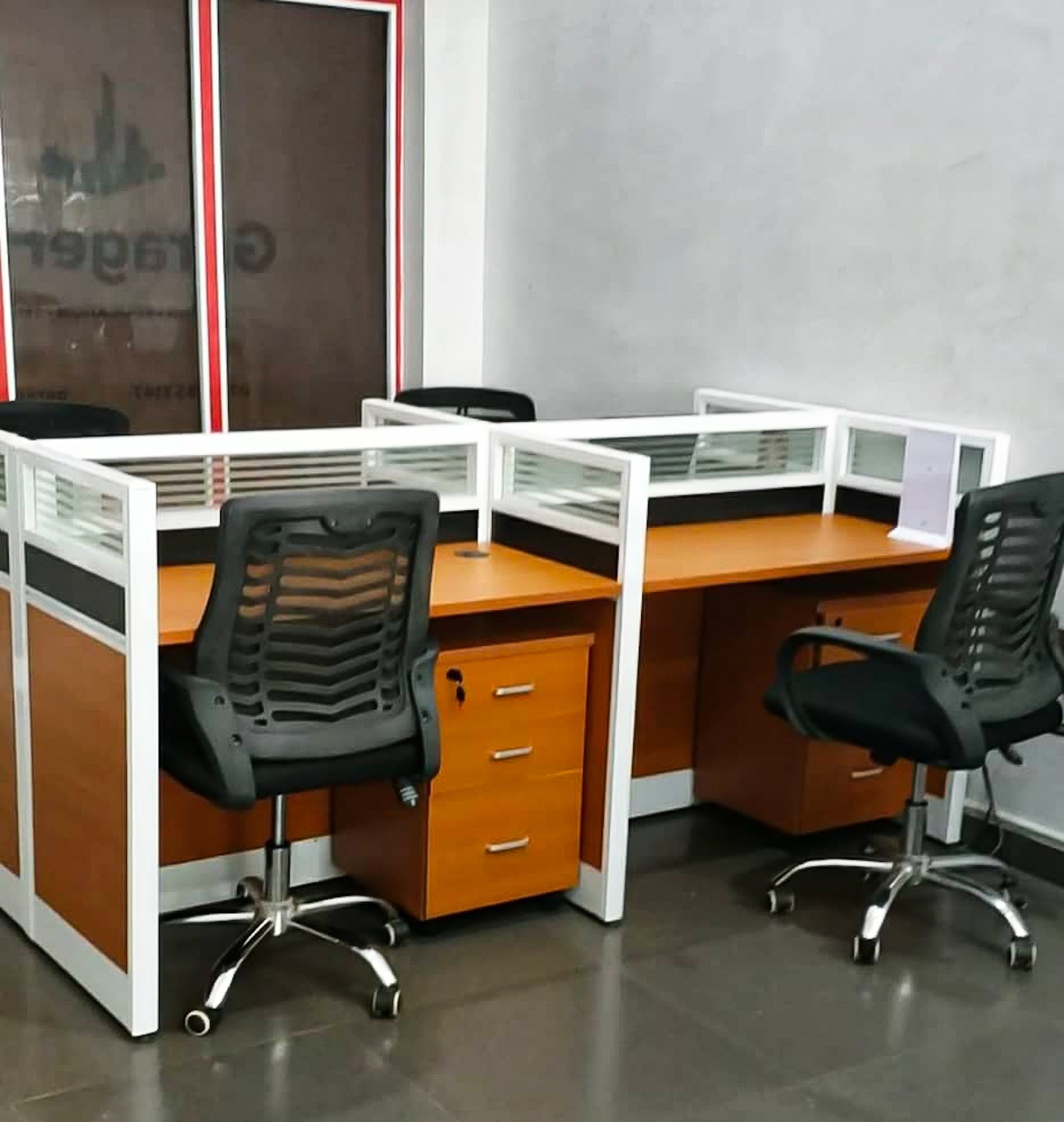 garagehub-0112 Black Office Rolling Chair Beside White Wooden Table
